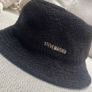Steve Madden fuzzy bucket hat